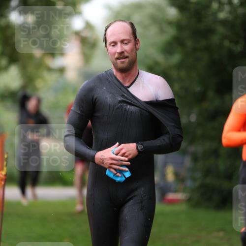 15.06.2025 - 7 Türme Triathlon Michael Strokosch http://msf.ph/oto/7963587 15.06.2025 12:16:15 Schwimmen 378, 397, 411, 414, 503, 511, 567, 616, 648, 657, 669, 677 meine-sportfotos.de