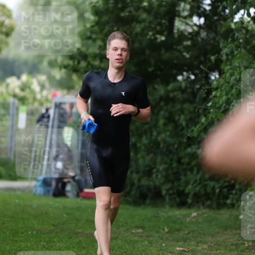 15.06.2025 - 7 Türme Triathlon Michael Strokosch http://msf.ph/oto/7964943 15.06.2025 12:18:02 Schwimmen 445, 523, 540, 608, 615, 628, 637, 638, 654, 656, 678 meine-sportfotos.de