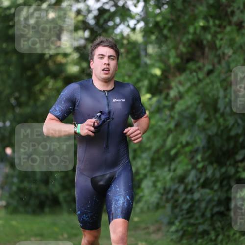 15.06.2025 - 7 Türme Triathlon Michael Strokosch http://msf.ph/oto/7967560 15.06.2025 12:51:53 Schwimmen 817, 940, 999 meine-sportfotos.de