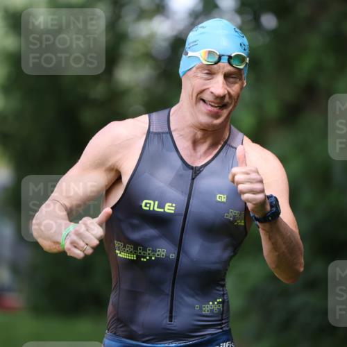 15.06.2025 - 7 Türme Triathlon Michael Strokosch http://msf.ph/oto/7968147 15.06.2025 12:54:10 Schwimmen 734, 760, 862, 930, 978, 990, 996, 1016, 1045, 1181 meine-sportfotos.de