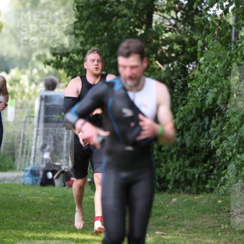 15.06.2025 - 7 Türme Triathlon Michael Strokosch http://msf.ph/oto/7968216 15.06.2025 12:54:22 Schwimmen 707, 734, 802, 930, 978, 990, 996, 998, 1006, 1016, 1045, 1105, 1181 meine-sportfotos.de