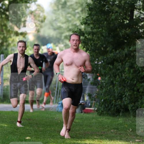 15.06.2025 - 7 Türme Triathlon Michael Strokosch http://msf.ph/oto/7968346 15.06.2025 12:54:35 Schwimmen 707, 719, 734, 740, 802, 916, 939, 945, 978, 996, 998, 1006, 1104, 1105 meine-sportfotos.de