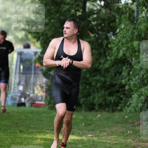 15.06.2025 - 7 Türme Triathlon Michael Strokosch http://msf.ph/oto/7969104 15.06.2025 12:55:52 Schwimmen 708, 755, 763, 776, 805, 818, 833, 877, 879, 895, 919, 1023, 1071, 1120, 1144, 1150, 1153, 1177 meine-sportfotos.de