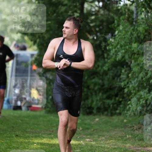 15.06.2025 - 7 Türme Triathlon Michael Strokosch http://msf.ph/oto/7969108 15.06.2025 12:55:52 Schwimmen 708, 755, 763, 776, 805, 818, 833, 877, 879, 895, 919, 1023, 1071, 1120, 1144, 1150, 1153, 1177 meine-sportfotos.de