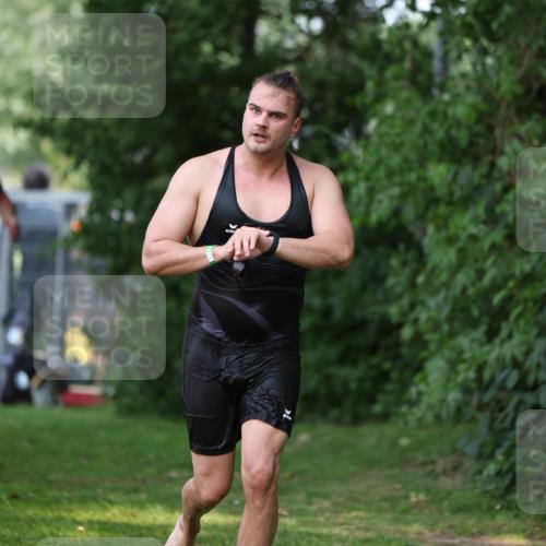 15.06.2025 - 7 Türme Triathlon Michael Strokosch http://msf.ph/oto/7969116 15.06.2025 12:55:53 Schwimmen 708, 755, 776, 805, 818, 833, 877, 879, 895, 919, 1023, 1071, 1120, 1144, 1150, 1153, 1177 meine-sportfotos.de