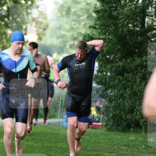 15.06.2025 - 7 Türme Triathlon Michael Strokosch http://msf.ph/oto/7969143 15.06.2025 12:55:55 Schwimmen 708, 755, 776, 818, 833, 877, 895, 904, 919, 1023, 1071, 1120, 1144, 1150, 1153, 1177 meine-sportfotos.de