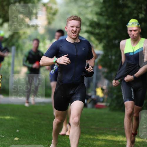 15.06.2025 - 7 Türme Triathlon Michael Strokosch http://msf.ph/oto/7969454 15.06.2025 12:56:22 Schwimmen 741, 767, 786, 804, 842, 851, 869, 872, 880, 896, 904, 963, 992, 1060, 1070, 1077, 1091, 1149 meine-sportfotos.de