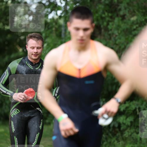15.06.2025 - 7 Türme Triathlon Michael Strokosch http://msf.ph/oto/7969519 15.06.2025 12:56:27 Schwimmen 741, 767, 786, 804, 842, 851, 868, 869, 872, 886, 896, 963, 992, 1060, 1070, 1077, 1091, 1149, 1175 meine-sportfotos.de
