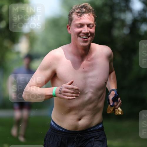 15.06.2025 - 7 Türme Triathlon Michael Strokosch http://msf.ph/oto/7969825 15.06.2025 12:56:53 Schwimmen 868, 886, 901, 910, 915, 988, 1003, 1028, 1033, 1074, 1095, 1132, 1167, 1175, 1198 meine-sportfotos.de