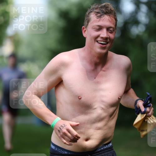 15.06.2025 - 7 Türme Triathlon Michael Strokosch http://msf.ph/oto/7969828 15.06.2025 12:56:53 Schwimmen 868, 886, 901, 910, 915, 988, 1003, 1028, 1033, 1074, 1095, 1132, 1167, 1175, 1198 meine-sportfotos.de