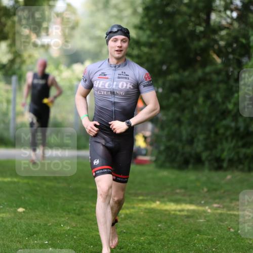 15.06.2025 - 7 Türme Triathlon Michael Strokosch http://msf.ph/oto/7969852 15.06.2025 12:56:55 Schwimmen 868, 886, 901, 910, 915, 988, 1003, 1028, 1033, 1074, 1095, 1132, 1167, 1175, 1198 meine-sportfotos.de