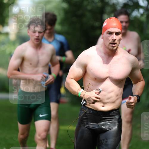 15.06.2025 - 7 Türme Triathlon Michael Strokosch http://msf.ph/oto/7970111 15.06.2025 12:57:25 Schwimmen 709, 736, 774, 793, 857, 889, 913, 944, 986, 1031, 1047, 1049, 1055, 1064, 1087, 1114, 1116, 1117, 1121, 1136, 1142, 1164, 1166 meine-sportfotos.de