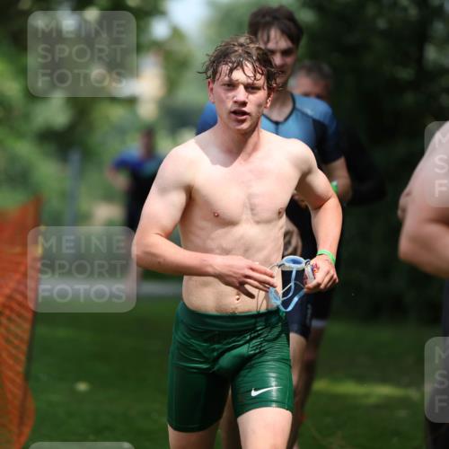 15.06.2025 - 7 Türme Triathlon Michael Strokosch http://msf.ph/oto/7970115 15.06.2025 12:57:26 Schwimmen 709, 736, 774, 793, 857, 889, 913, 944, 986, 1031, 1047, 1049, 1055, 1064, 1087, 1114, 1116, 1117, 1121, 1136, 1142, 1164, 1166 meine-sportfotos.de