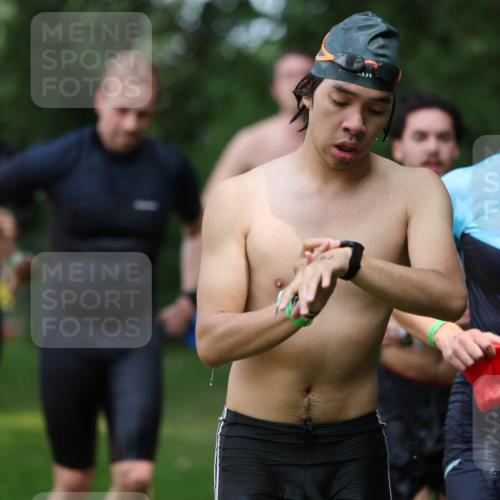 15.06.2025 - 7 Türme Triathlon Michael Strokosch http://msf.ph/oto/7970198 15.06.2025 12:57:36 Schwimmen 196, 709, 736, 793, 837, 857, 913, 926, 942, 944, 971, 986, 989, 1004, 1047, 1055, 1101, 1114, 1117, 1121, 1142, 1157 meine-sportfotos.de