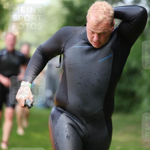 15.06.2025 - 7 Türme Triathlon Michael Strokosch http://msf.ph/oto/7970268 15.06.2025 12:57:44 Schwimmen 196, 709, 793, 837, 857, 926, 942, 944, 971, 986, 989, 1004, 1010, 1047, 1054, 1055, 1101, 1117, 1121, 1142, 1157 meine-sportfotos.de