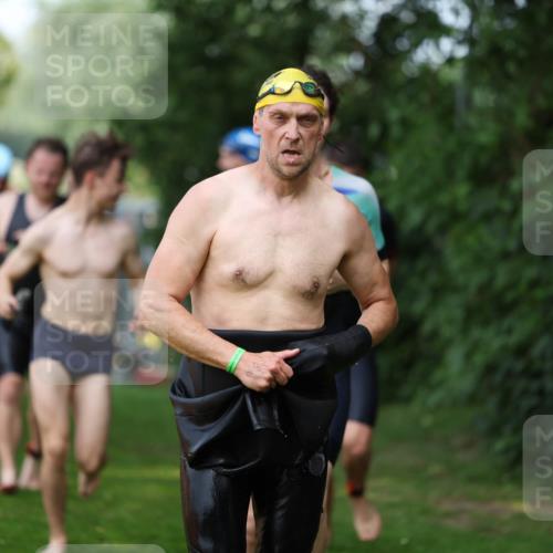 15.06.2025 - 7 Türme Triathlon Michael Strokosch http://msf.ph/oto/7970335 15.06.2025 12:57:50 Schwimmen 196, 704, 775, 837, 926, 942, 944, 971, 989, 1004, 1010, 1054, 1069, 1101, 1121, 1157, 1186, 1193 meine-sportfotos.de