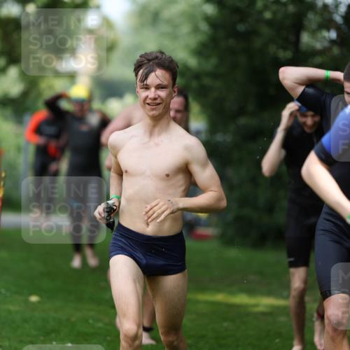 15.06.2025 - 7 Türme Triathlon Michael Strokosch http://msf.ph/oto/7970348 15.06.2025 12:57:51 Schwimmen 196, 704, 775, 837, 926, 942, 971, 989, 1004, 1010, 1054, 1069, 1101, 1121, 1157, 1186, 1193 meine-sportfotos.de