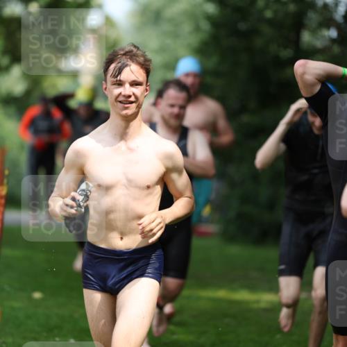 15.06.2025 - 7 Türme Triathlon Michael Strokosch http://msf.ph/oto/7970352 15.06.2025 12:57:52 Schwimmen 196, 704, 775, 837, 926, 942, 971, 989, 1004, 1010, 1054, 1069, 1101, 1121, 1157, 1186, 1193 meine-sportfotos.de