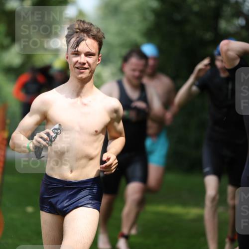 15.06.2025 - 7 Türme Triathlon Michael Strokosch http://msf.ph/oto/7970355 15.06.2025 12:57:52 Schwimmen 196, 704, 775, 837, 926, 942, 971, 989, 1004, 1010, 1054, 1069, 1101, 1121, 1157, 1186, 1193 meine-sportfotos.de