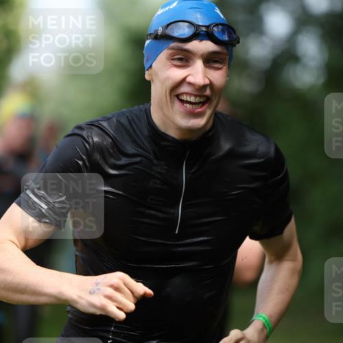 15.06.2025 - 7 Türme Triathlon Michael Strokosch http://msf.ph/oto/7970379 15.06.2025 12:57:54 Schwimmen 196, 704, 775, 837, 853, 926, 942, 956, 971, 989, 1004, 1010, 1054, 1069, 1101, 1157, 1186, 1193 meine-sportfotos.de