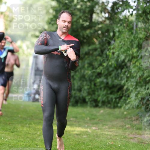 15.06.2025 - 7 Türme Triathlon Michael Strokosch http://msf.ph/oto/7970410 15.06.2025 12:57:57 Schwimmen 196, 704, 775, 837, 853, 926, 942, 956, 971, 974, 989, 1004, 1010, 1052, 1054, 1069, 1101, 1127, 1141, 1157, 1162, 1186, 1193 meine-sportfotos.de