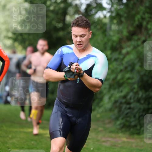 15.06.2025 - 7 Türme Triathlon Michael Strokosch http://msf.ph/oto/7970429 15.06.2025 12:58:01 Schwimmen 704, 717, 775, 798, 853, 926, 942, 956, 971, 974, 989, 1004, 1010, 1052, 1054, 1069, 1106, 1127, 1141, 1157, 1162, 1186, 1193 meine-sportfotos.de