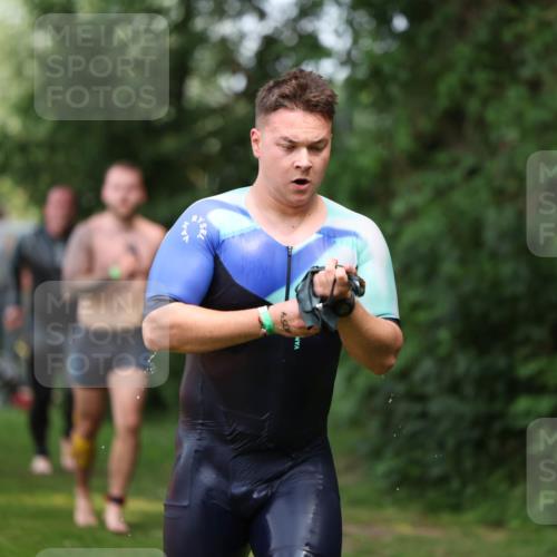 15.06.2025 - 7 Türme Triathlon Michael Strokosch http://msf.ph/oto/7970433 15.06.2025 12:58:01 Schwimmen 704, 717, 775, 798, 853, 926, 942, 956, 971, 974, 989, 1004, 1010, 1052, 1054, 1069, 1106, 1127, 1141, 1157, 1162, 1186, 1193 meine-sportfotos.de