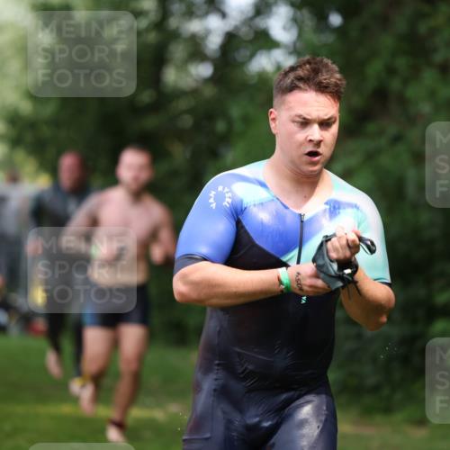 15.06.2025 - 7 Türme Triathlon Michael Strokosch http://msf.ph/oto/7970438 15.06.2025 12:58:01 Schwimmen 704, 717, 775, 798, 853, 926, 942, 956, 971, 974, 989, 1004, 1010, 1052, 1054, 1069, 1106, 1127, 1141, 1157, 1162, 1186, 1193 meine-sportfotos.de