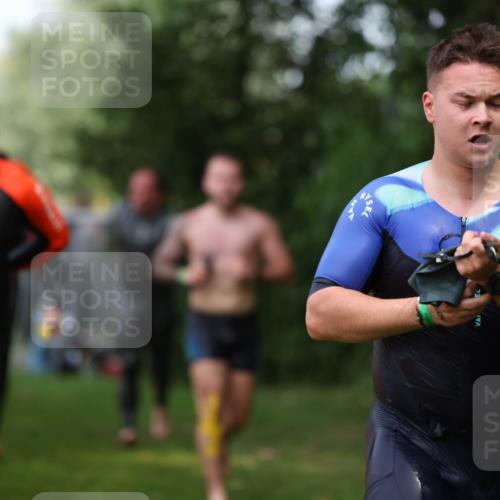 15.06.2025 - 7 Türme Triathlon Michael Strokosch http://msf.ph/oto/7970441 15.06.2025 12:58:02 Schwimmen 704, 717, 773, 775, 798, 853, 926, 942, 956, 971, 974, 1004, 1010, 1052, 1054, 1069, 1106, 1127, 1141, 1157, 1162, 1186, 1193 meine-sportfotos.de