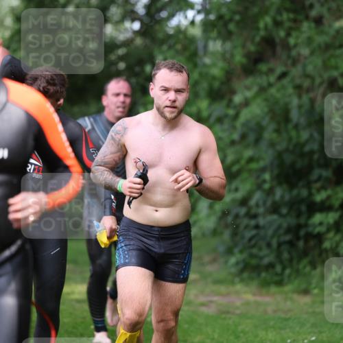 15.06.2025 - 7 Türme Triathlon Michael Strokosch http://msf.ph/oto/7970461 15.06.2025 12:58:03 Schwimmen 704, 717, 773, 775, 798, 853, 942, 956, 971, 974, 1004, 1010, 1052, 1054, 1069, 1106, 1127, 1141, 1162, 1186, 1193 meine-sportfotos.de