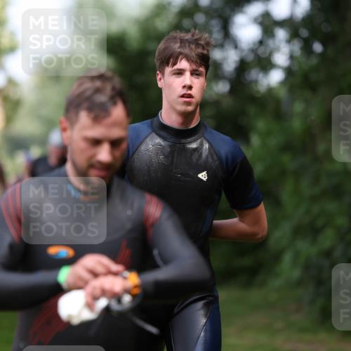 15.06.2025 - 7 Türme Triathlon Michael Strokosch http://msf.ph/oto/7970694 15.06.2025 12:58:27 Schwimmen 192, 717, 739, 773, 794, 795, 798, 807, 815, 832, 899, 935, 938, 974, 1007, 1044, 1059, 1085, 1102, 1106, 1143, 1146, 1180, 1187 meine-sportfotos.de