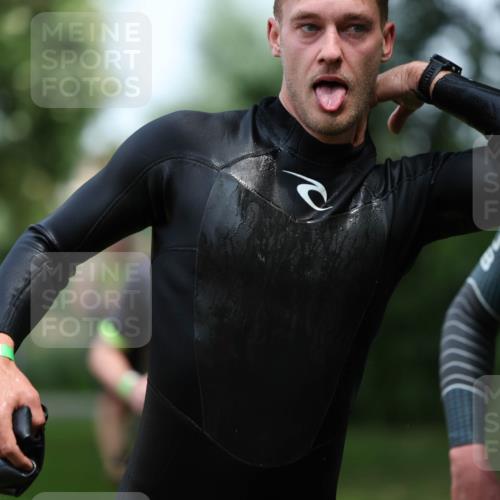 15.06.2025 - 7 Türme Triathlon Michael Strokosch http://msf.ph/oto/7970796 15.06.2025 12:58:36 Schwimmen 739, 794, 795, 807, 815, 832, 884, 899, 935, 938, 953, 1005, 1007, 1044, 1057, 1059, 1085, 1102, 1139, 1143, 1146, 1168, 1180, 1187 meine-sportfotos.de