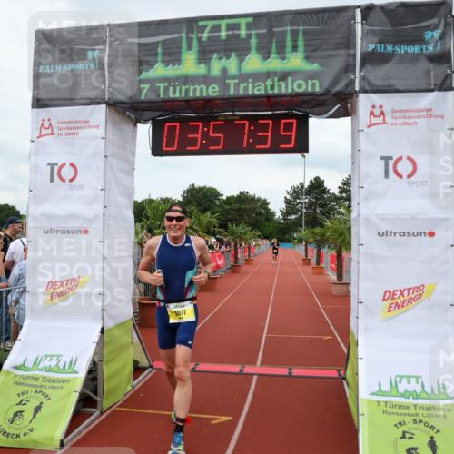 15.06.2025 - 7 Türme Triathlon Michael Strokosch http://msf.ph/oto/7971023 15.06.2025 13:57:39 Ziel 1077 meine-sportfotos.de