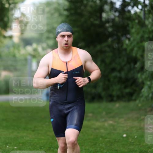 15.06.2025 - 7 Türme Triathlon Michael Strokosch http://msf.ph/oto/7971294 15.06.2025 12:59:33 Schwimmen 191, 743, 750, 875, 892, 975, 1008, 1082, 1088, 1097 meine-sportfotos.de