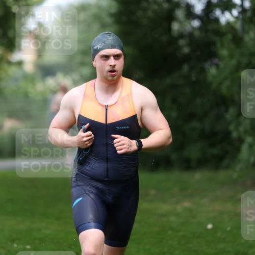 15.06.2025 - 7 Türme Triathlon Michael Strokosch http://msf.ph/oto/7971302 15.06.2025 12:59:33 Schwimmen 191, 743, 750, 875, 892, 975, 1008, 1082, 1088, 1097 meine-sportfotos.de