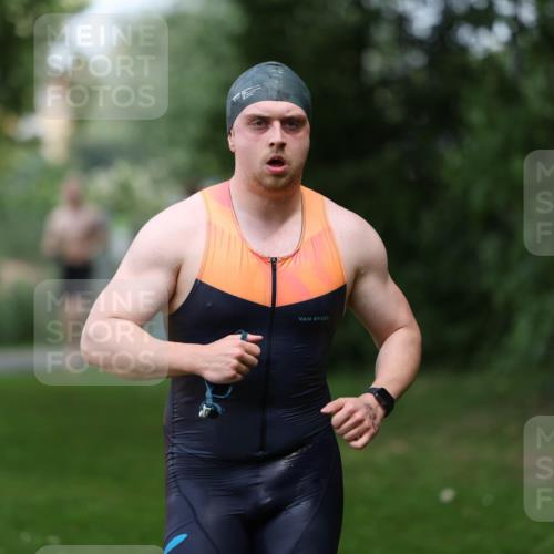 15.06.2025 - 7 Türme Triathlon Michael Strokosch http://msf.ph/oto/7971317 15.06.2025 12:59:34 Schwimmen 191, 743, 750, 875, 892, 975, 1008, 1082, 1088, 1097 meine-sportfotos.de