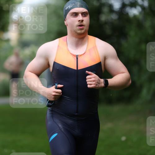 15.06.2025 - 7 Türme Triathlon Michael Strokosch http://msf.ph/oto/7971320 15.06.2025 12:59:34 Schwimmen 191, 743, 750, 875, 892, 975, 1008, 1082, 1088, 1097 meine-sportfotos.de