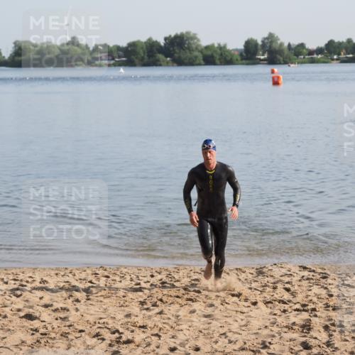 21.06.2025 - 27. Vierlanden-Triathlon MichiJ http://msf.ph/oto/7971528 15.06.2026 08:30:30 Schwimmen 17, 37 meine-sportfotos.de