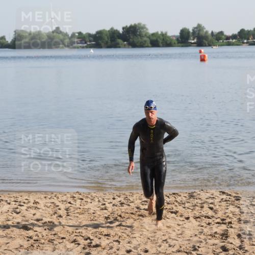 21.06.2025 - 27. Vierlanden-Triathlon MichiJ http://msf.ph/oto/7971558 15.06.2026 08:30:31 Schwimmen 17, 37 meine-sportfotos.de