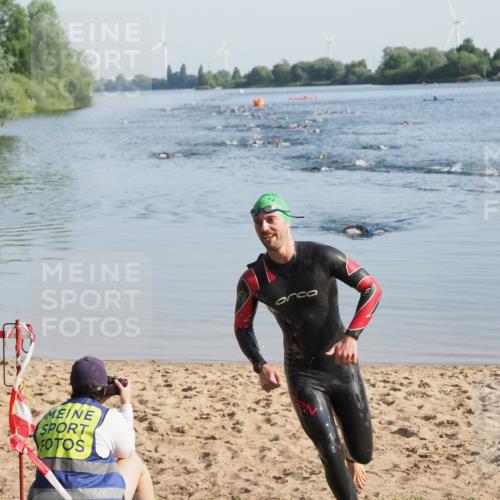 21.06.2025 - 27. Vierlanden-Triathlon MichiJ http://msf.ph/oto/7971633 15.06.2026 08:31:41 Schwimmen 63 meine-sportfotos.de