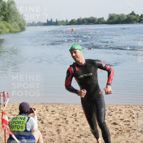21.06.2025 - 27. Vierlanden-Triathlon MichiJ http://msf.ph/oto/7971646 15.06.2026 08:31:41 Schwimmen 63 meine-sportfotos.de