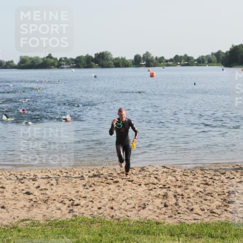 21.06.2025 - 27. Vierlanden-Triathlon MichiJ http://msf.ph/oto/7971808 15.06.2026 08:32:31 Schwimmen 14, 26 meine-sportfotos.de