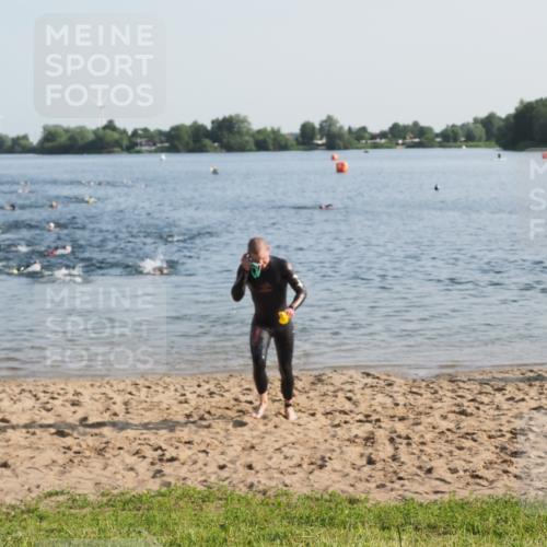 21.06.2025 - 27. Vierlanden-Triathlon MichiJ http://msf.ph/oto/7971850 15.06.2026 08:32:31 Schwimmen 14, 26 meine-sportfotos.de