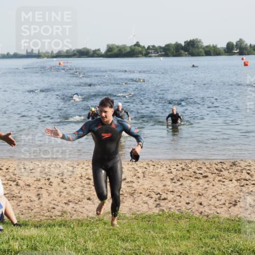 21.06.2025 - 27. Vierlanden-Triathlon MichiJ http://msf.ph/oto/7971907 15.06.2026 08:32:38 Schwimmen 14, 25, 26, 38 meine-sportfotos.de