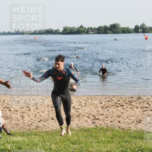 21.06.2025 - 27. Vierlanden-Triathlon MichiJ http://msf.ph/oto/7971913 15.06.2026 08:32:38 Schwimmen 14, 25, 26, 38 meine-sportfotos.de