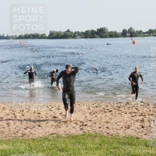 21.06.2025 - 27. Vierlanden-Triathlon MichiJ http://msf.ph/oto/7971980 15.06.2026 08:32:43 Schwimmen 25, 26, 38, 41, 87 meine-sportfotos.de