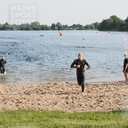 21.06.2025 - 27. Vierlanden-Triathlon MichiJ http://msf.ph/oto/7972016 15.06.2026 08:32:45 Schwimmen 25, 26, 38, 41, 60, 87 meine-sportfotos.de