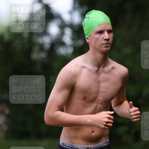 15.06.2025 - 7 Türme Triathlon Michael Strokosch http://msf.ph/oto/7972038 15.06.2025 13:02:41 Schwimmen 1083 meine-sportfotos.de