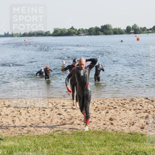 21.06.2025 - 27. Vierlanden-Triathlon MichiJ http://msf.ph/oto/7972126 15.06.2026 08:32:53 Schwimmen 8, 25, 41, 60, 87 meine-sportfotos.de