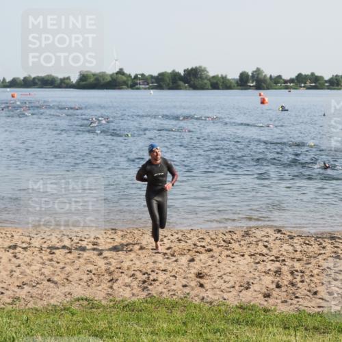 21.06.2025 - 27. Vierlanden-Triathlon MichiJ http://msf.ph/oto/7972302 15.06.2026 08:33:15 Schwimmen 15, 61 meine-sportfotos.de